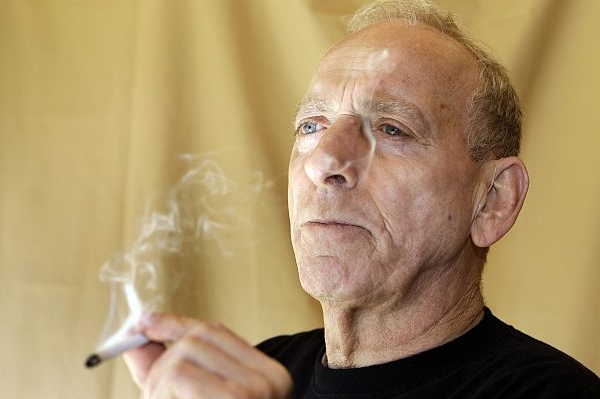 Penzionovanému armádnímu důstojníkovi tlumí droga bolest zad. 